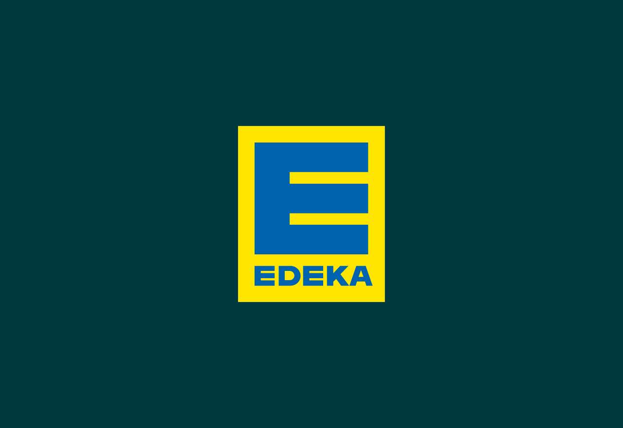 Edeka Logo vor grünem Hintergrund