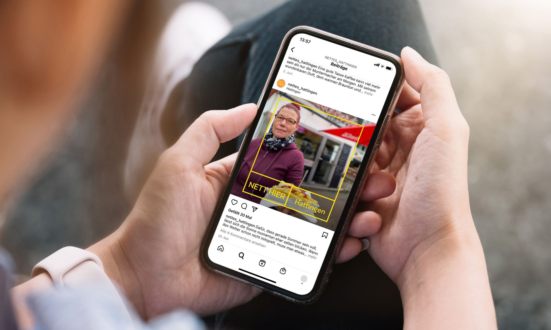 orangener und gelber Aufdruck der "Nett hier"-Kampagne, im Hintergrund die Fassade eines Fachwerkhauses