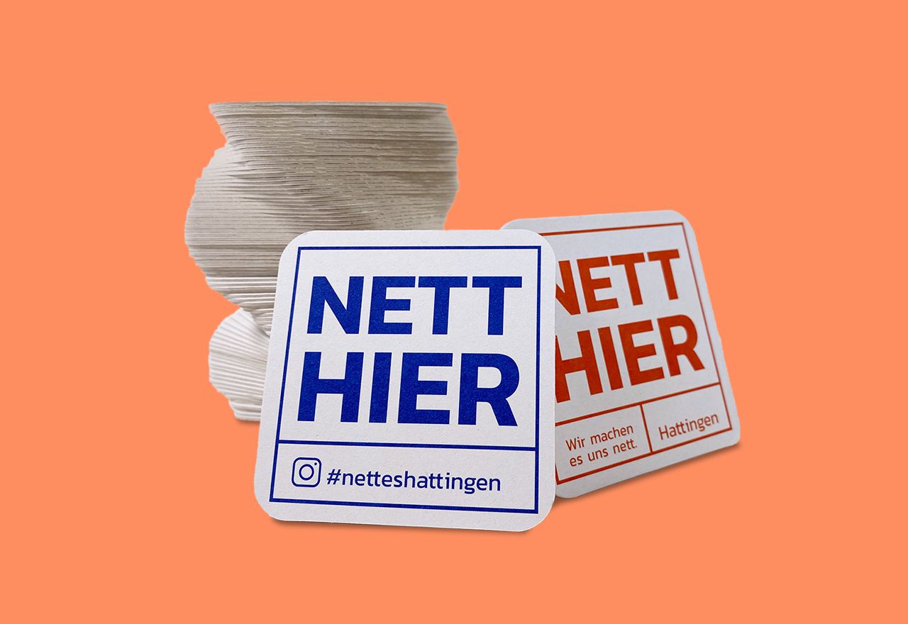 Foto von lila Eis und Kaffee, überlagert von einem gelben Rahmen der "Nett hier"-Kampagne