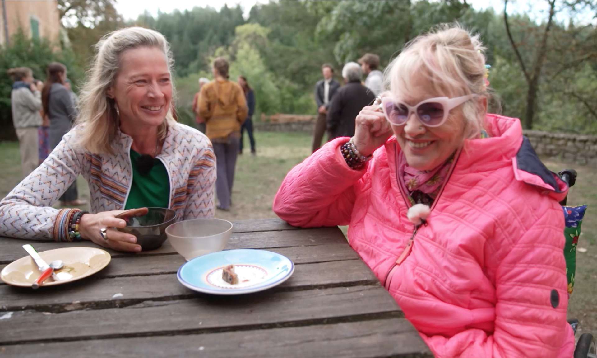 Gaby Köster und Beate Bohr in einer Kommune in Südfrankreich am Esstisch