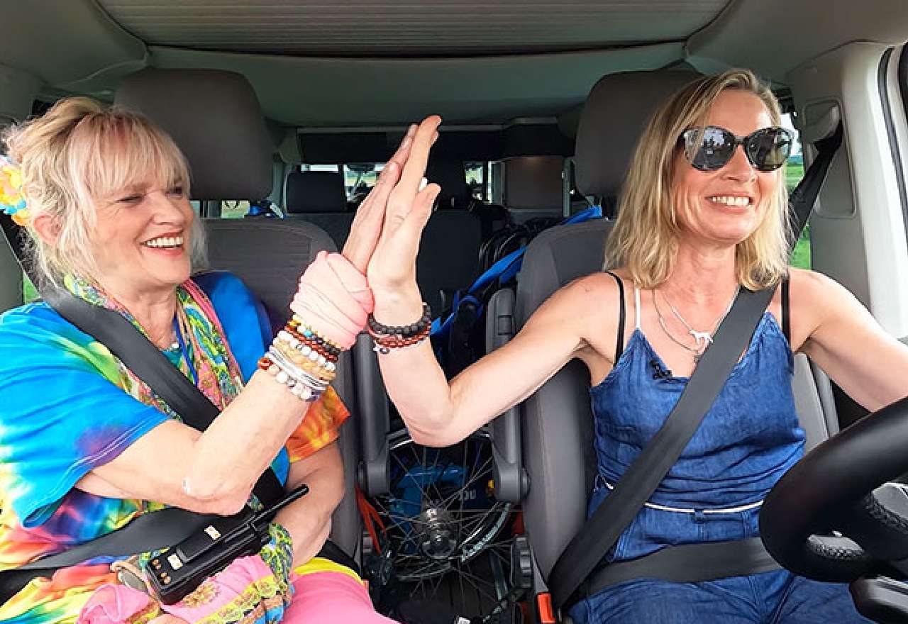 Gaby Köster und Beate Bohr geben sich im Auto High five