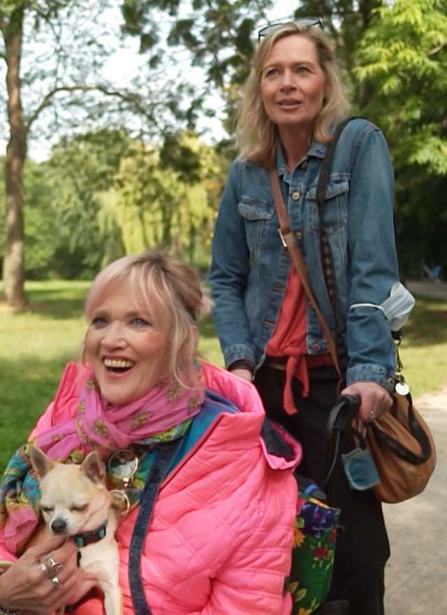 Gaby Köster und Beate Bohr mit Hund im Park