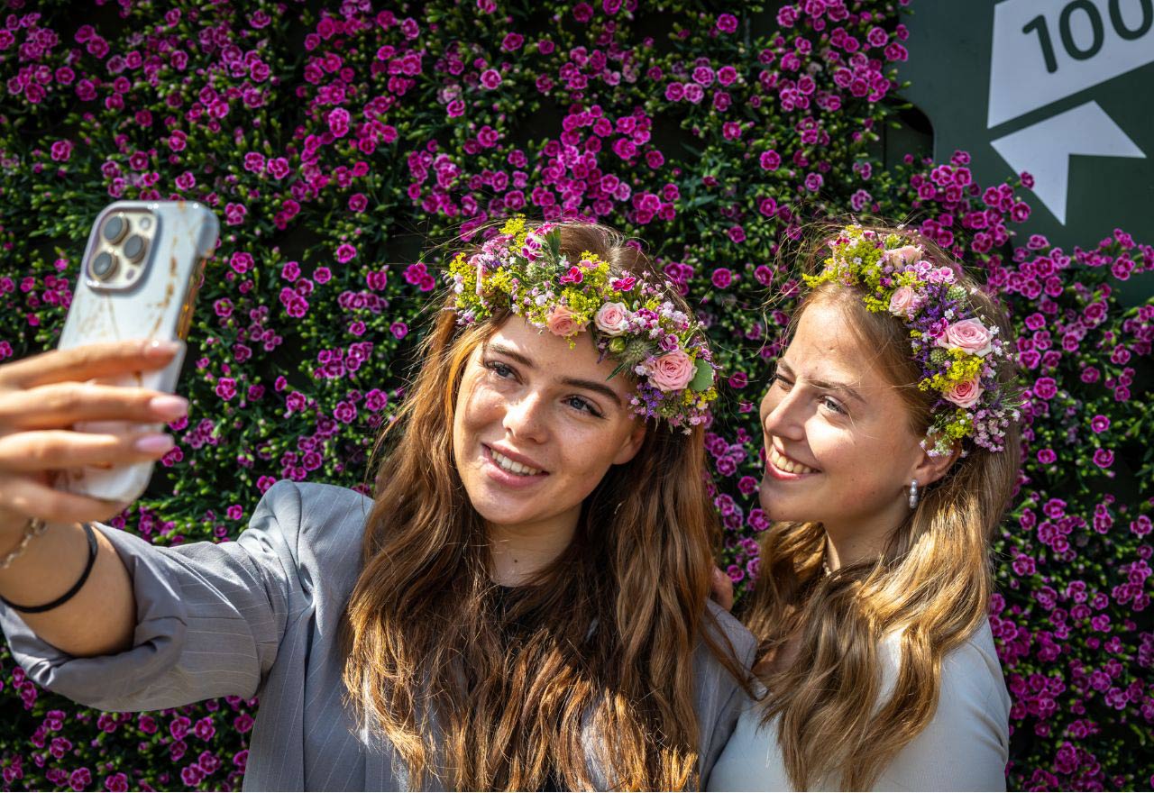 Linn und Jojo mit Blumenkränzen