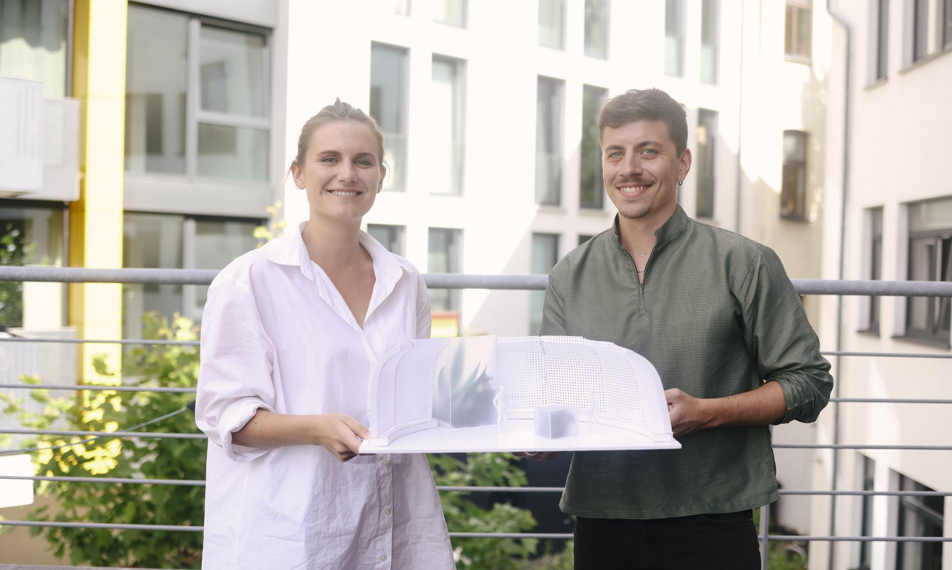 Friederike Hein und Aron Metz (ecosign) mit dem Model des neuen Studio Redesign für Wissen vor acht, Foto: Charlotte Wulff