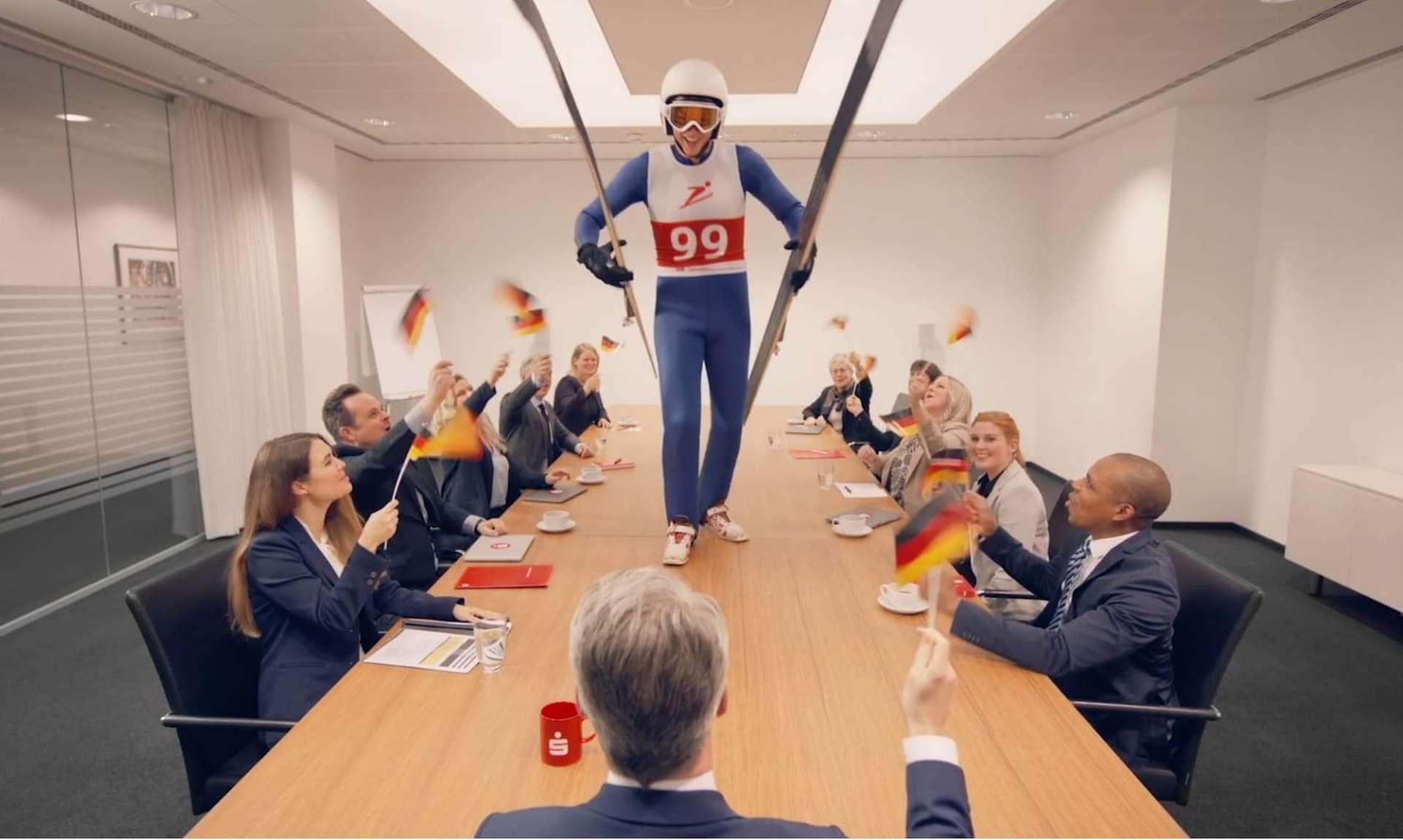 Skispringer wird auf Bürotisch der Sparkasse bejubelt
