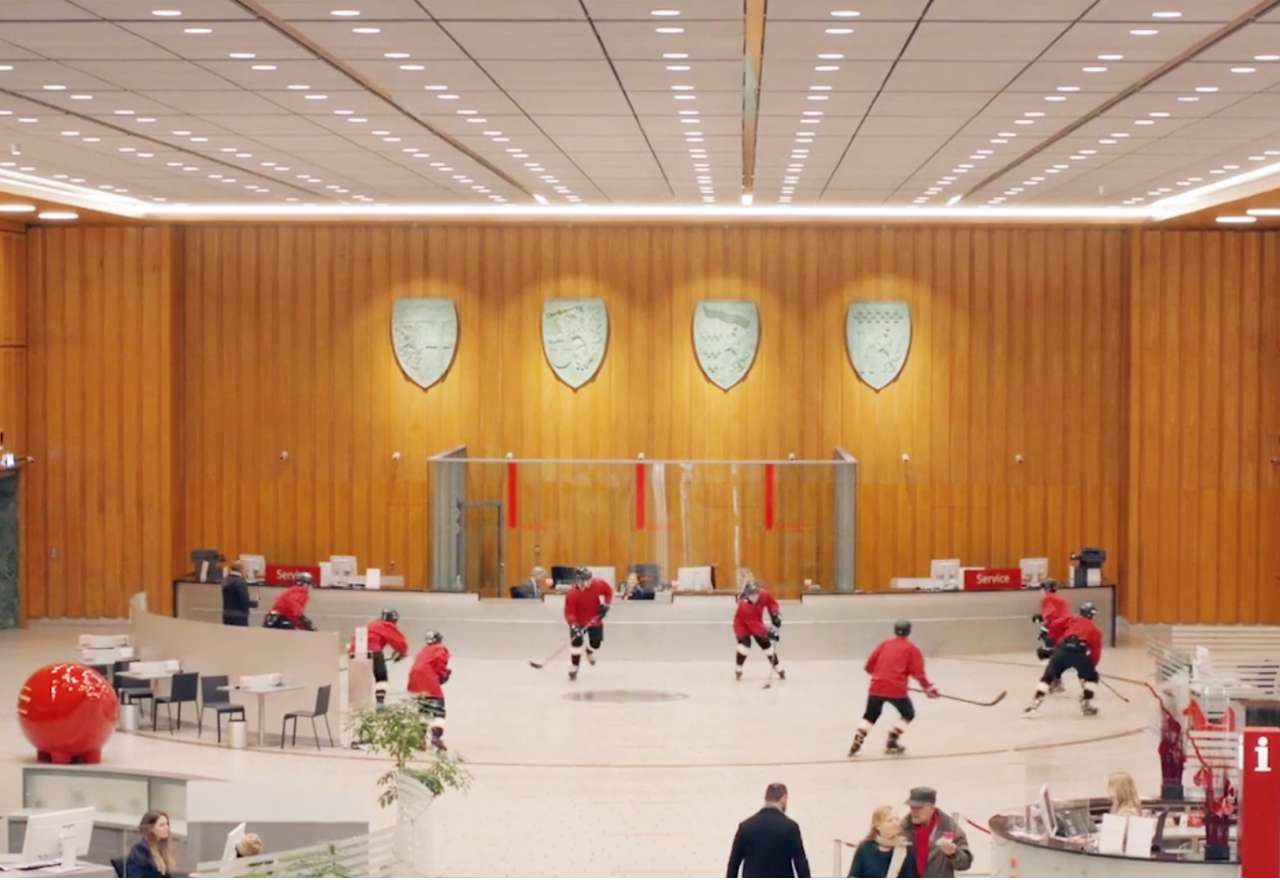 Eishockeyspiel in einer Sparkassenfiliale