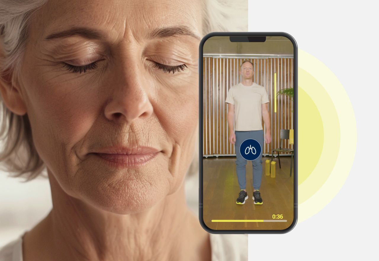 Ältere Frau mit geschlossenen Augen neben einem Smartphone mit Atemübung