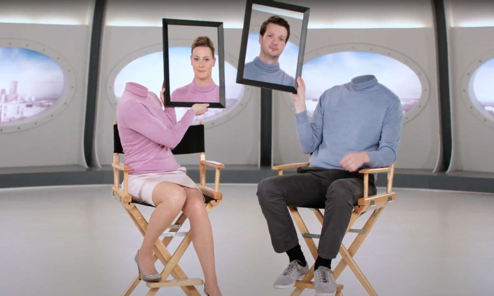 Anja Reschke und Adrian Pflug sitzen kopflos im Studio und halten ihre Gesichter in Bilderrahmen