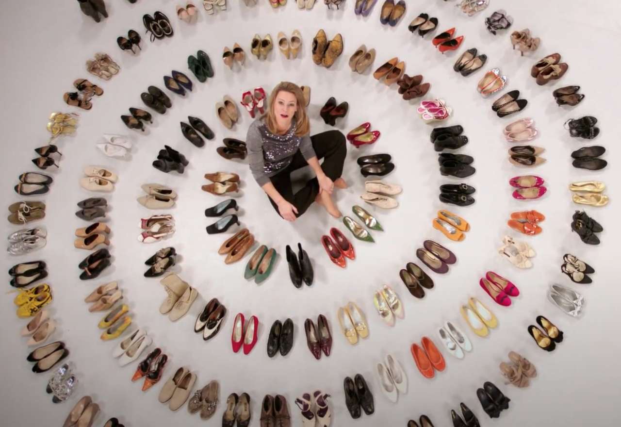 Anja Reschke in einer Spirale voller Schuhe