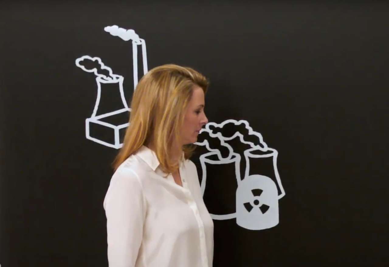 Anja Reschke erklärt ein Atomkraftwerk an einer Tafel