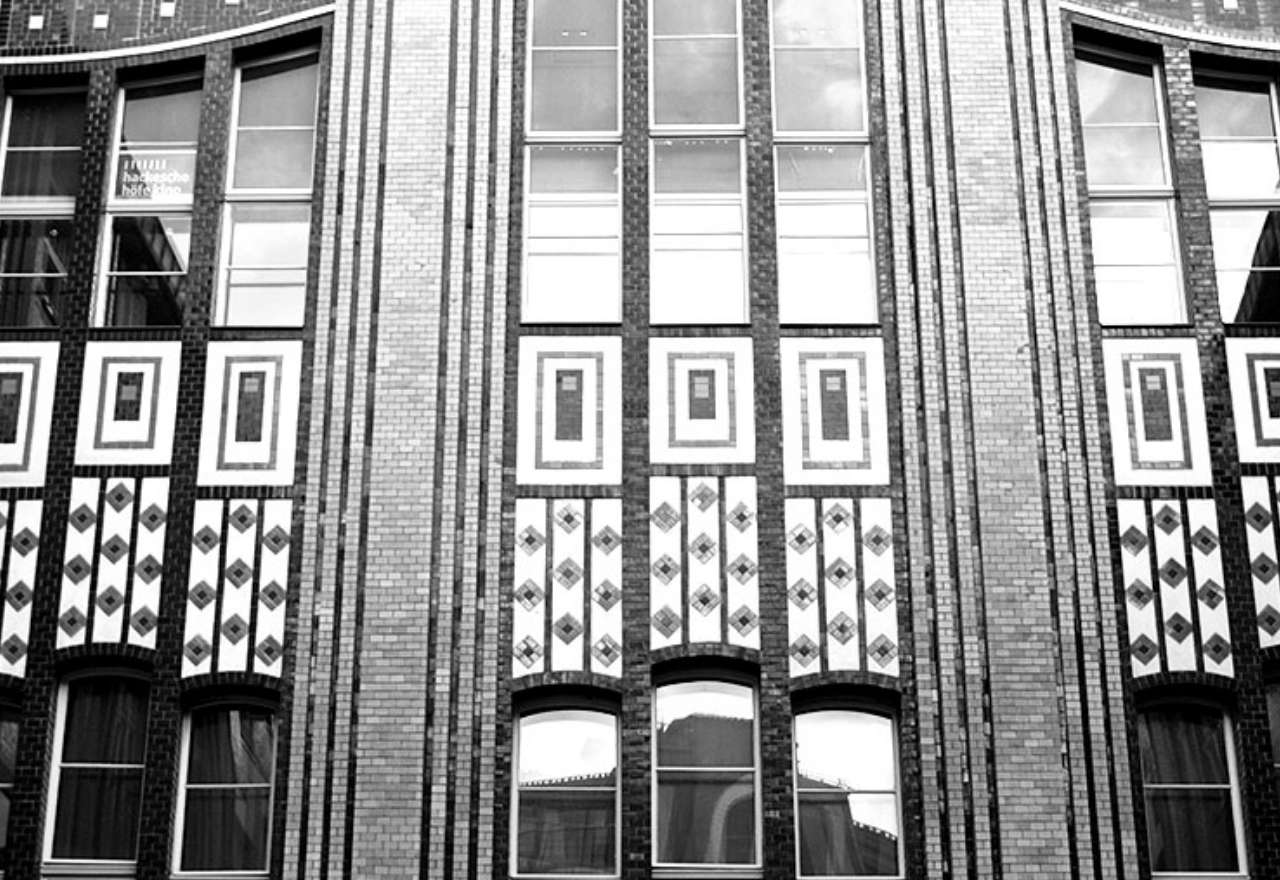 Backsteingebäude mit vielen Fenstern