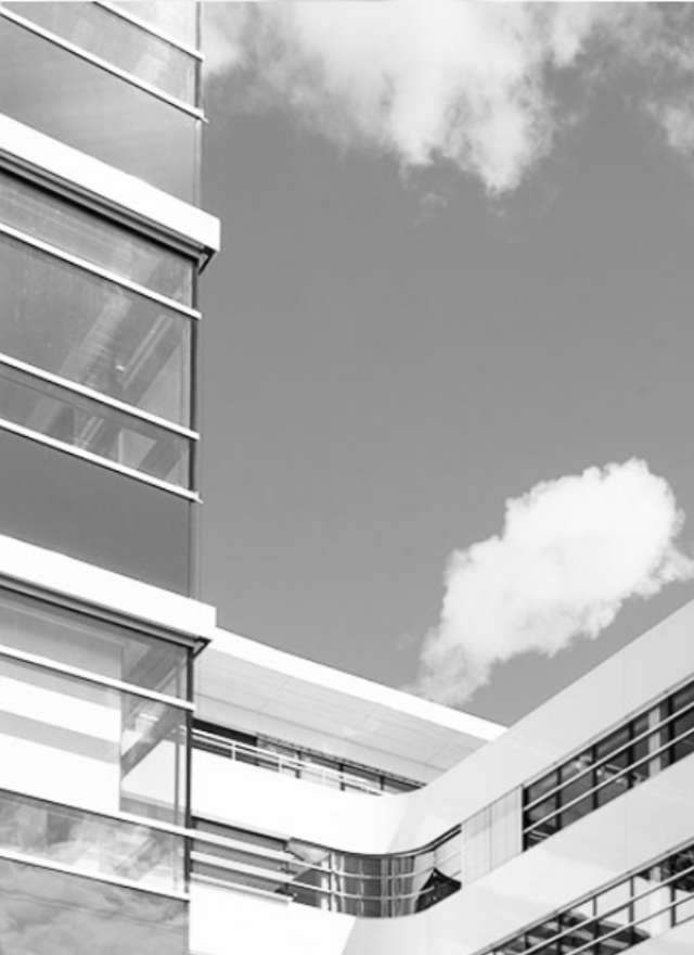 Gläsernes Bürogebäude und blauer Himmel