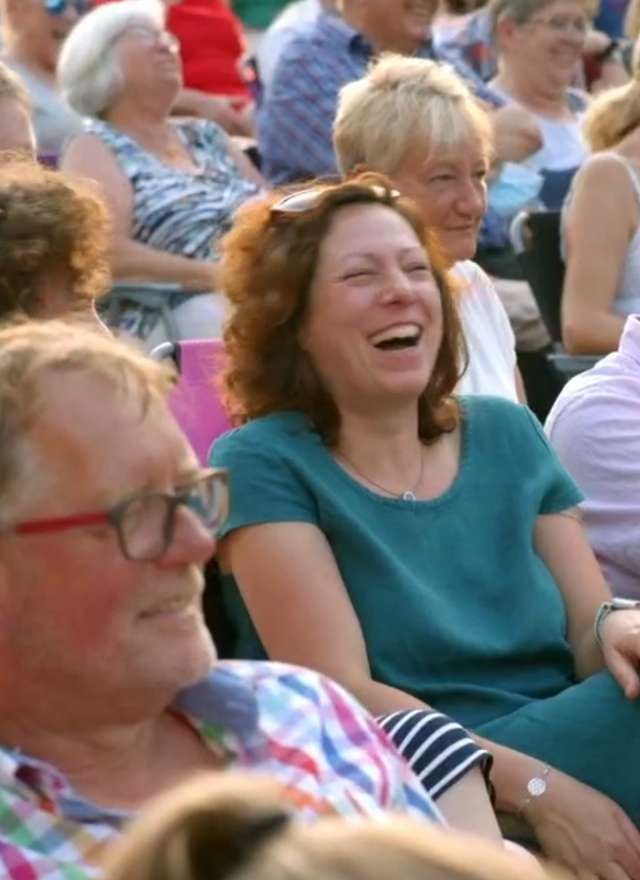 Zuschauerin hat Spaß bei zum Lachen ins Revier
